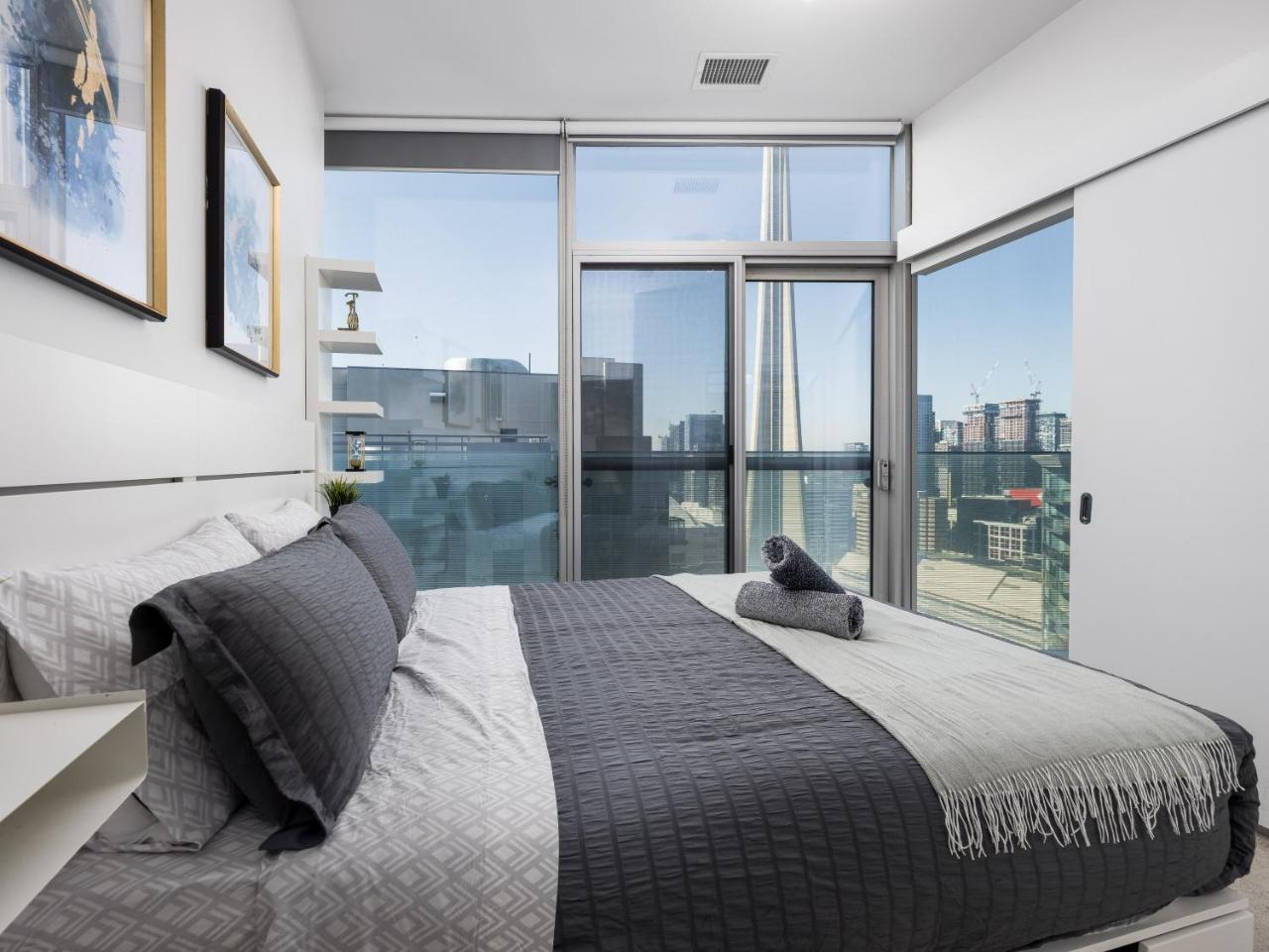 A Welcoming Modern 2 Bedroom Condo Great City Views in Downtown Toronto