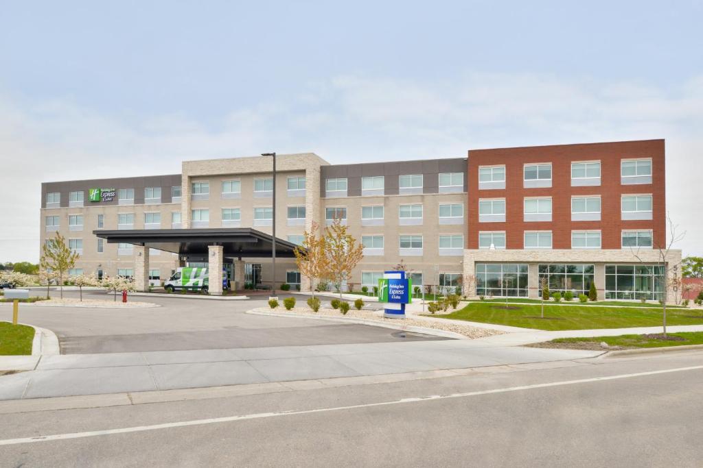 Image of Holiday Inn Express & Suites Madison By IHG