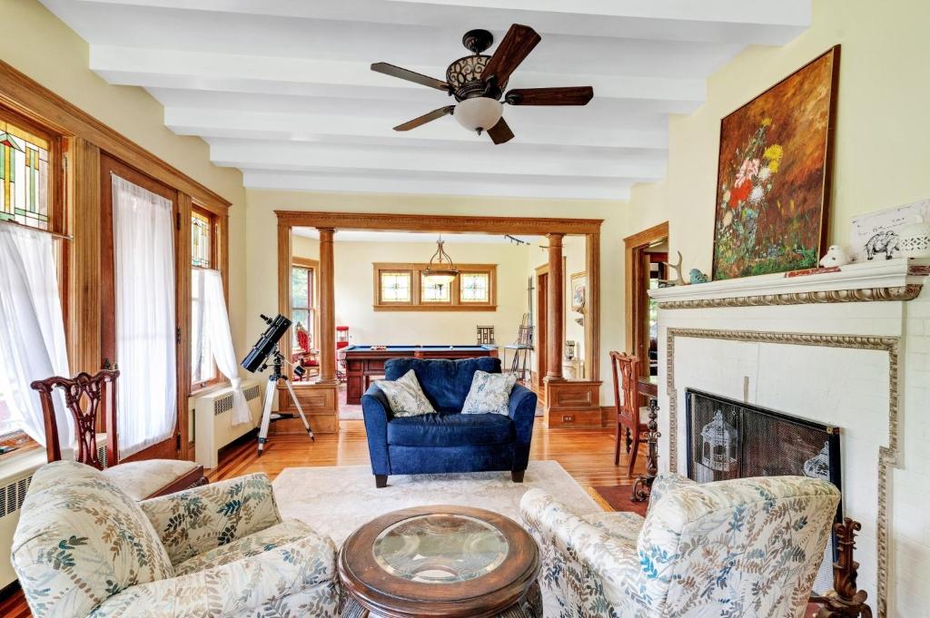 Image of  Mountain View Victorian With Convenient Location And Lots Of 