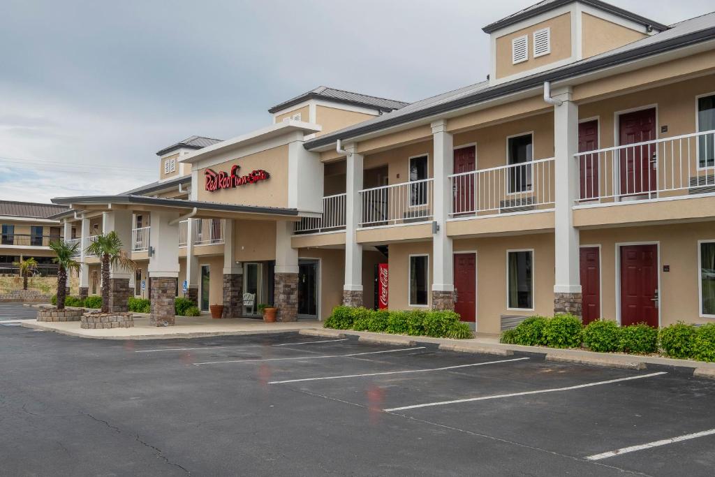 Image of  Red Roof Inn & Suites Calhoun 