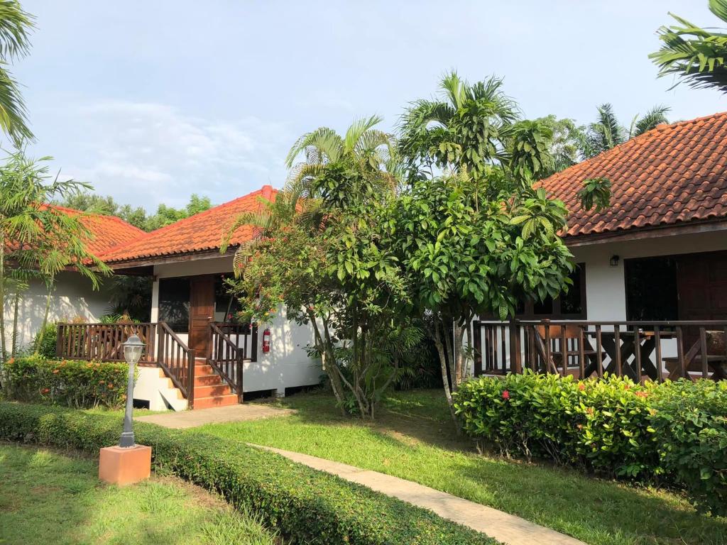 Image of Sailom Resort Bangsaphan