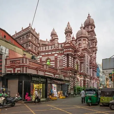 Explore the Pettah Bazaar & Red Mosque
