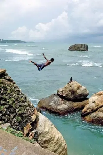 Watch the Cliff Jumpers at Flag Rock