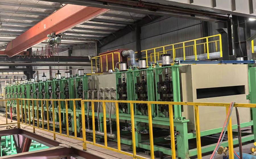 Continuous strip cleaning line in operation
