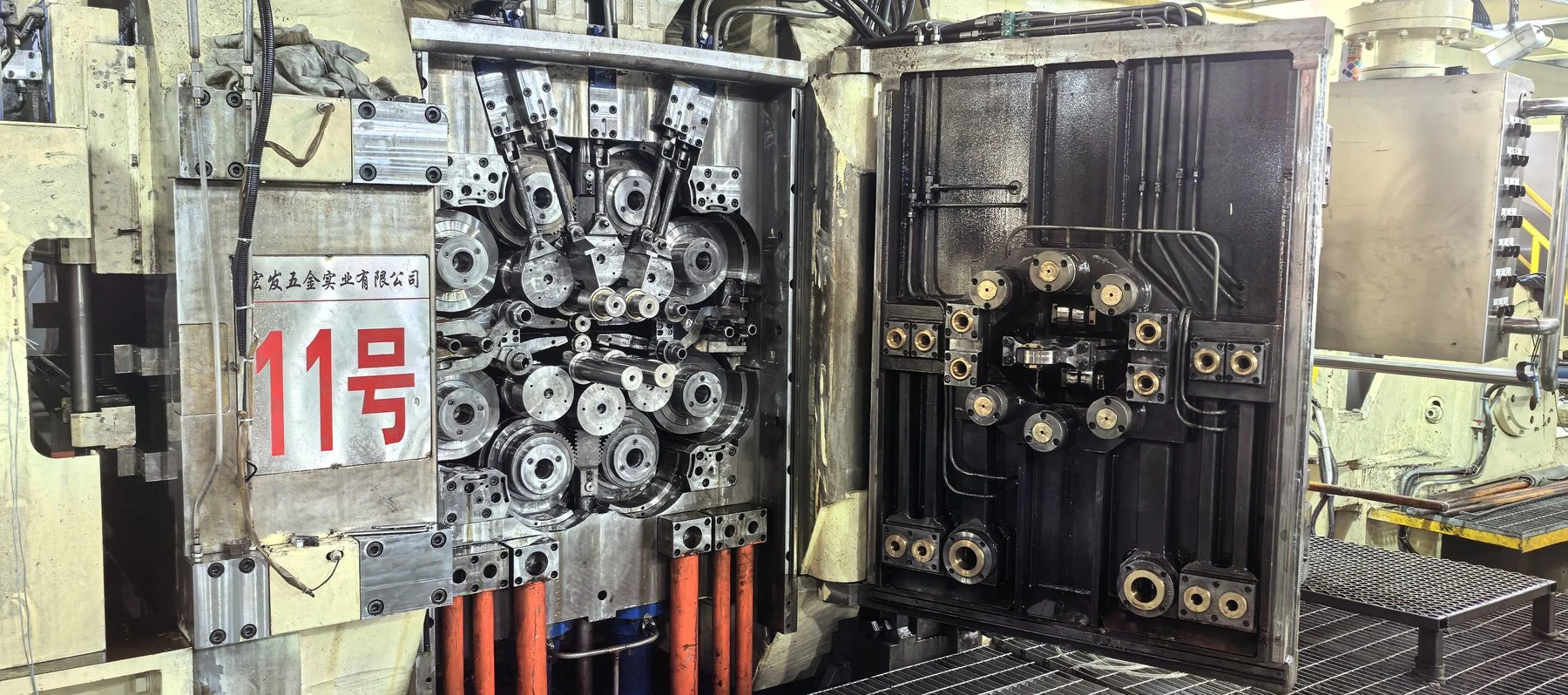 Rolling mill stand and roll system