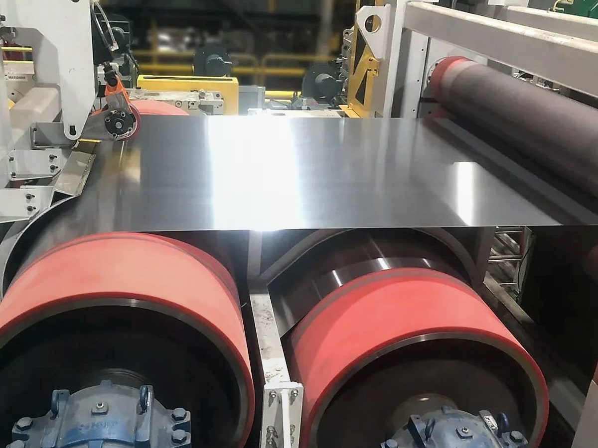 Tension leveler improving steel strip flatness