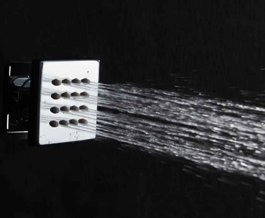 Square side spray outlet directing multiple streams of water