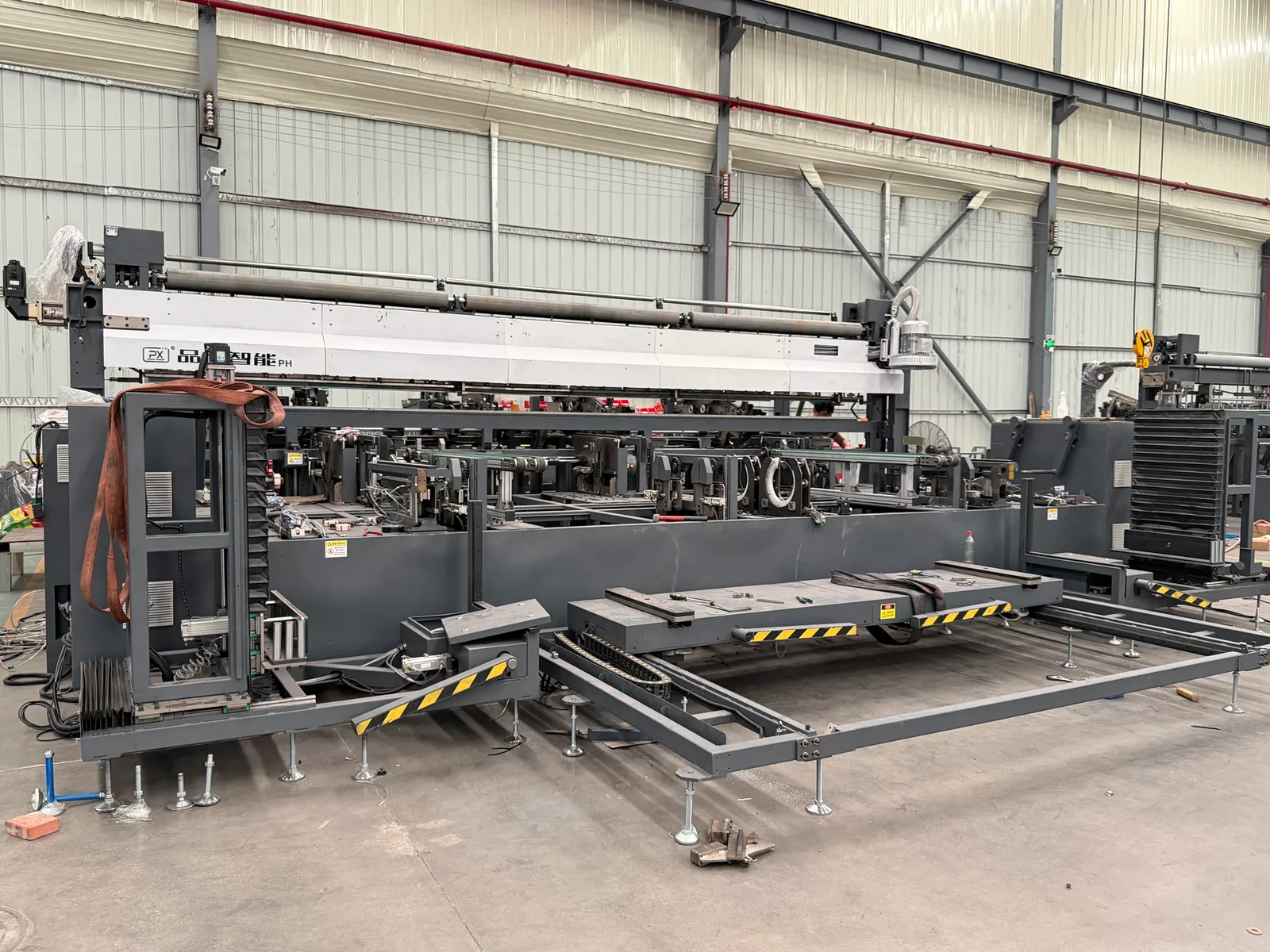 Packaging machine with the Pinxu name and PH marking visible on its upper frame
