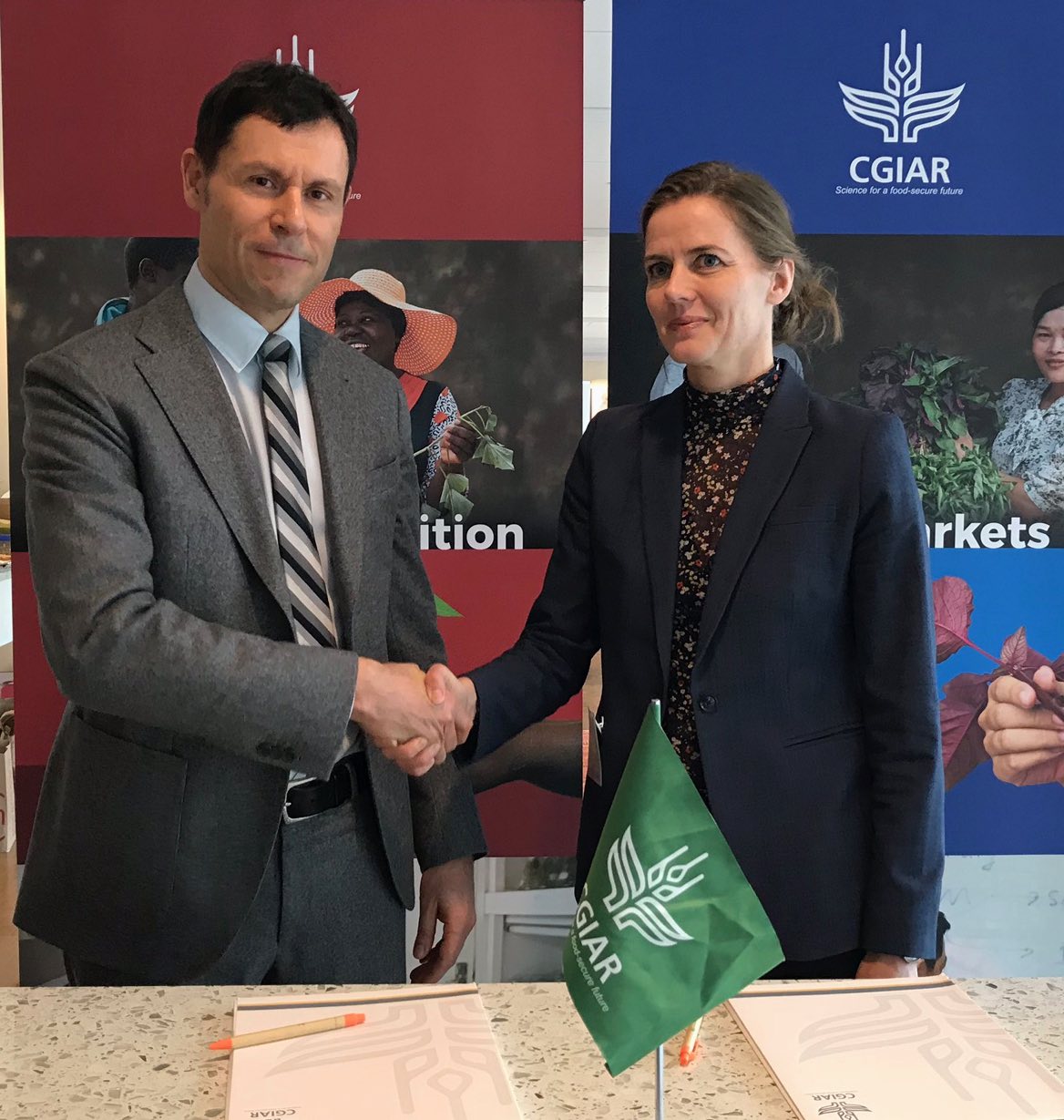 Elwyn Grainger-Jones, Executive Director, CGIAR System Organization, and Ellen Trane Nørby, Danish Minister of Health, join forces in the fight against antimicrobial resistance.