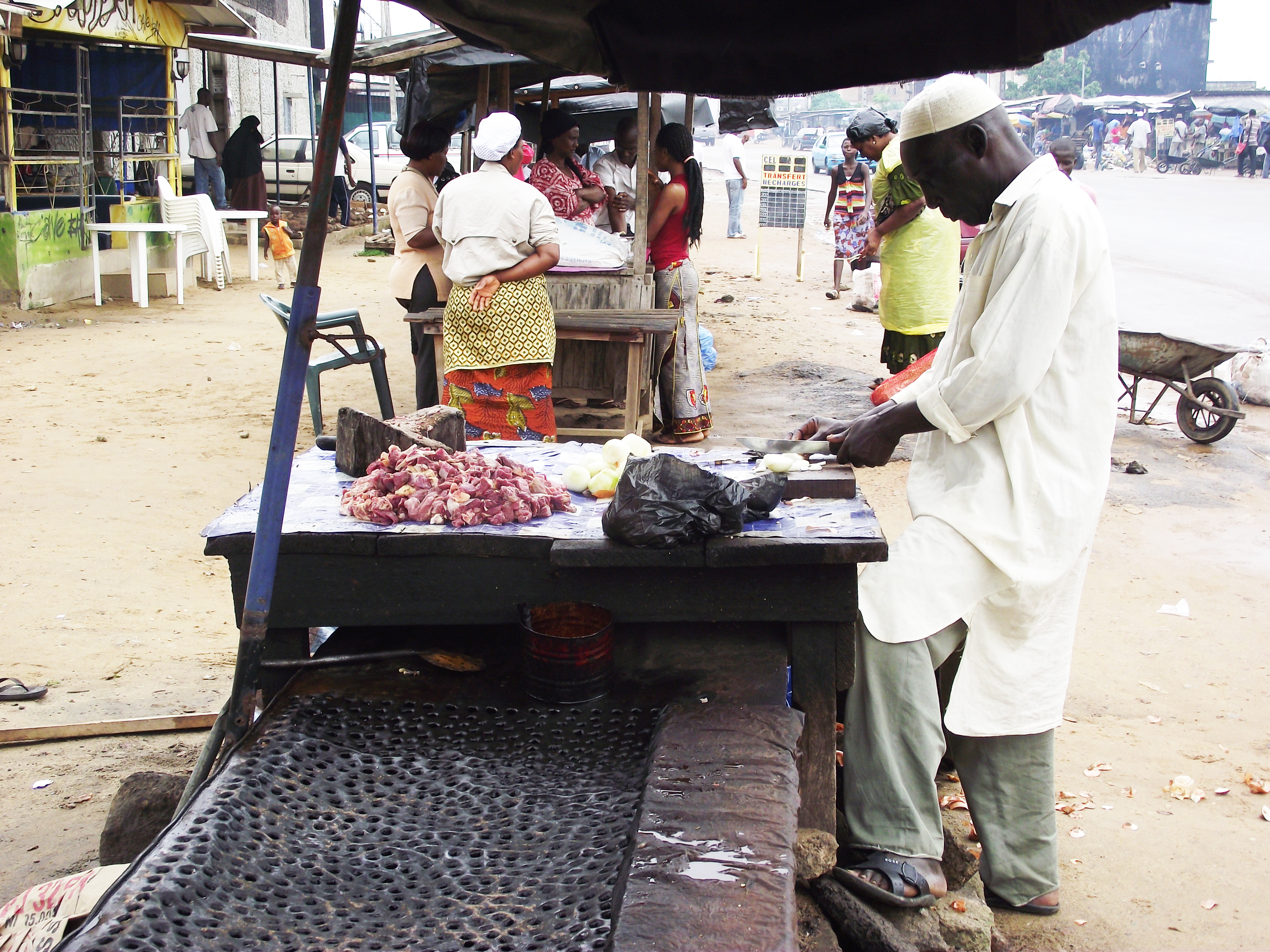 Locally made beef stew sold in Bagnon market at Yopougon, Abidjan, Côte d’Ivoire (photo credit: ILRI/Valentin Bognan Koné).