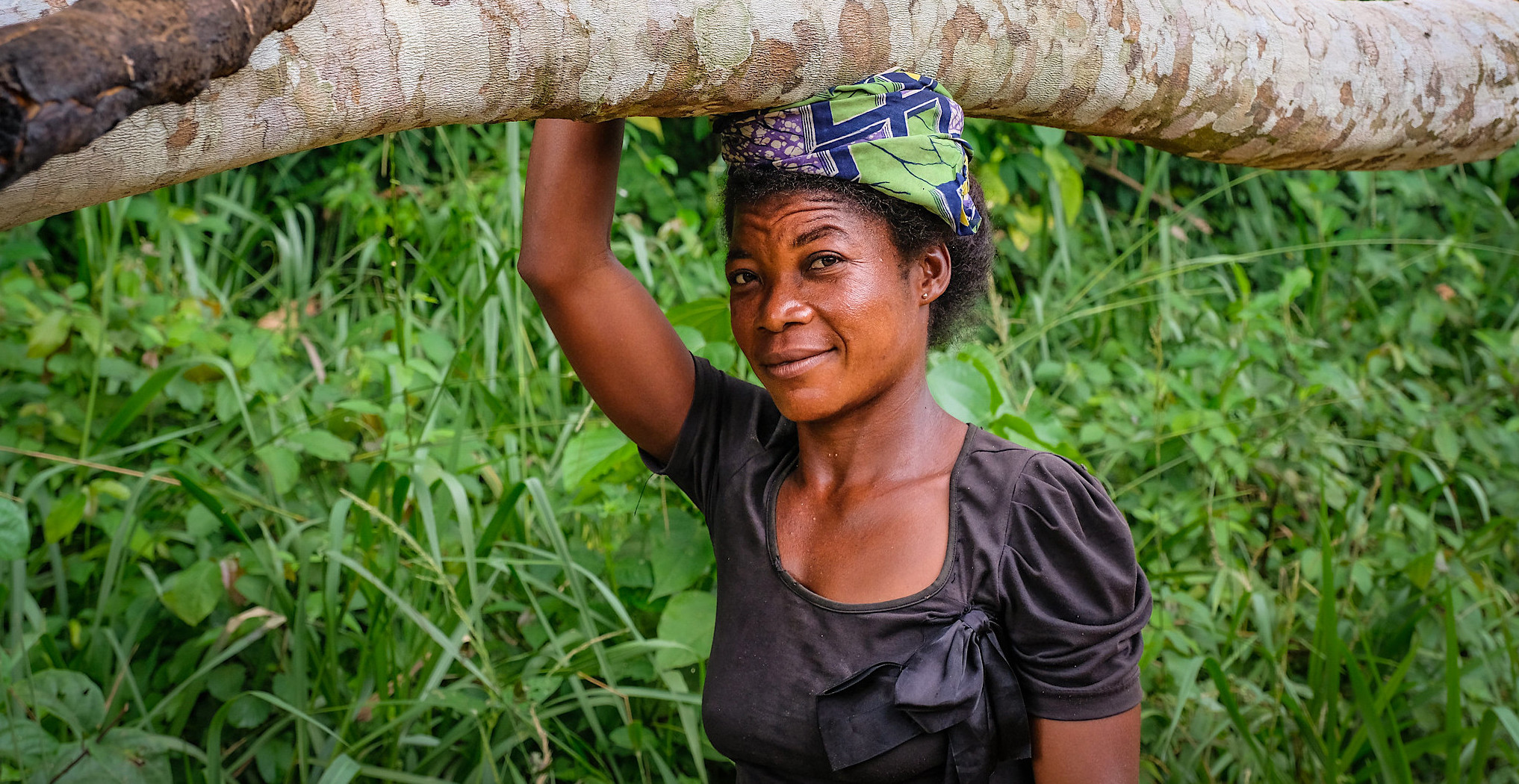 DRC, woman, woman carrying wood, yangambi, CIFOR