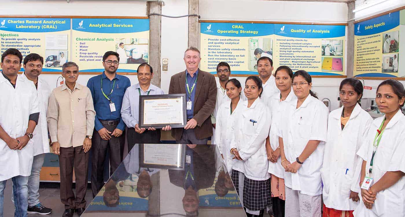 (Third to fifth from left) Dr Sreenath Dixit, Head, IDC (third from left); Dr Pushpajeet Chaudhary, Manager, CRAL; Dr Pooran Gaur, Research Program Director, Asia; Dr Peter Carberry, Director General, ICRISAT; with the lab’s staff at ICRISAT. Photo: S Punna, ICRISAT