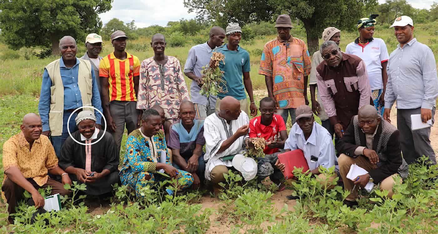 Producers and farmers of the Sabunyuma cooperative in the Kayes region with ICRISAT and IER staff. Farmer Daba Kane (circled in white in the picture). Photo: Magassa M, ICRISAT