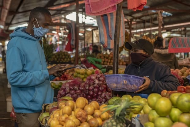 Market place in Kenya (World Bank/Sambrian Mbaabu)