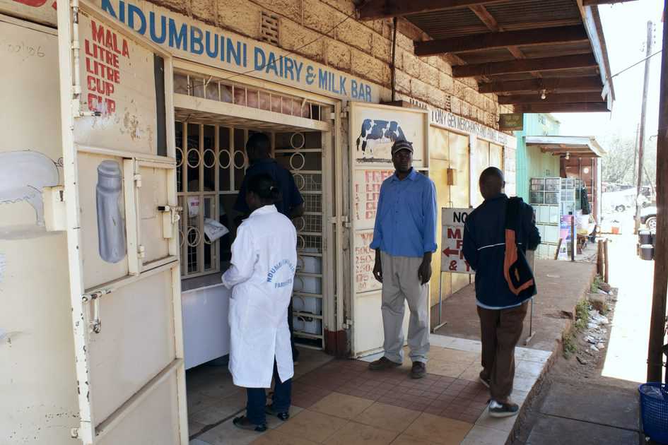Customers at a milk bar in Ndumbuini in Kabete, Nairobi (photo credit: ILRI/Paul Karaimu).