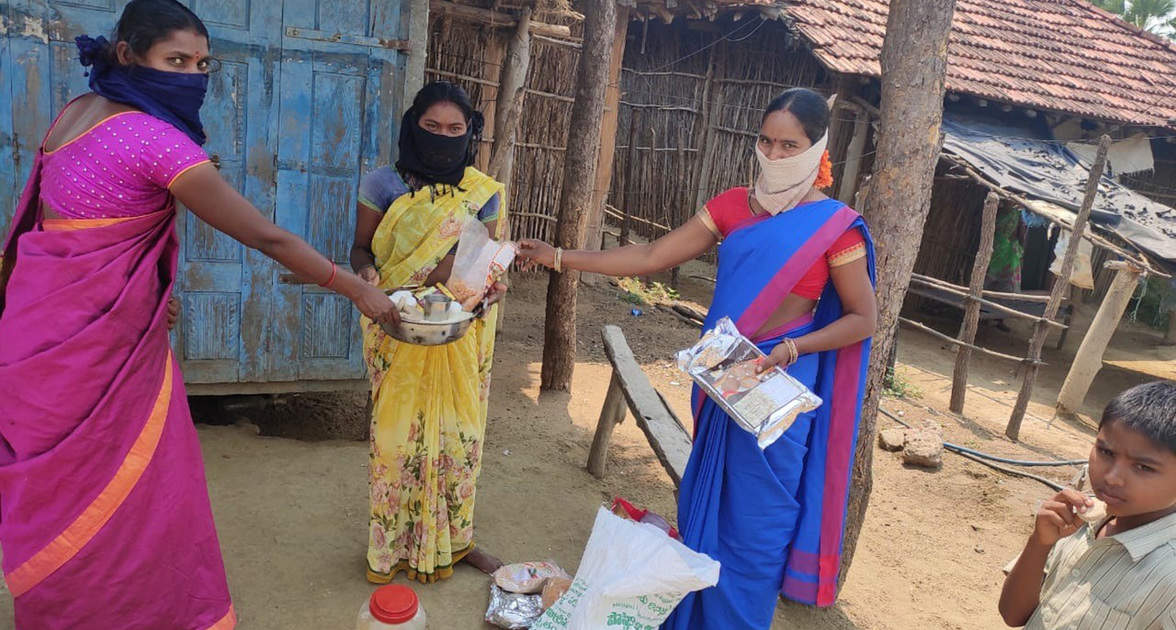 An Anganwadi teacher providing Giri Poshana food to beneficiaries at their homes in Sarvai Village, Eturunagaram, Telangana. Photo: ICRISAT