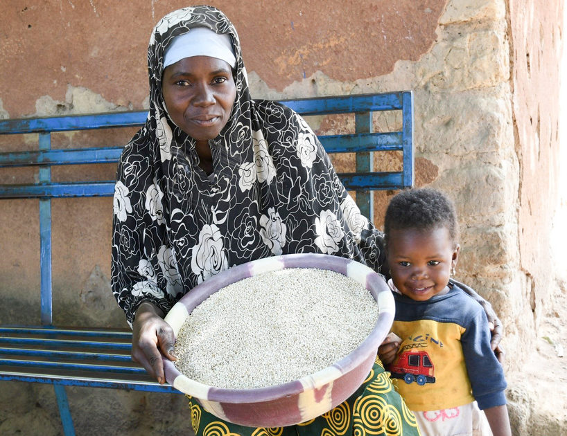 Mrs Aminata Diawara and her daughter showing samples of their sorghum produce. (ICRISAT)