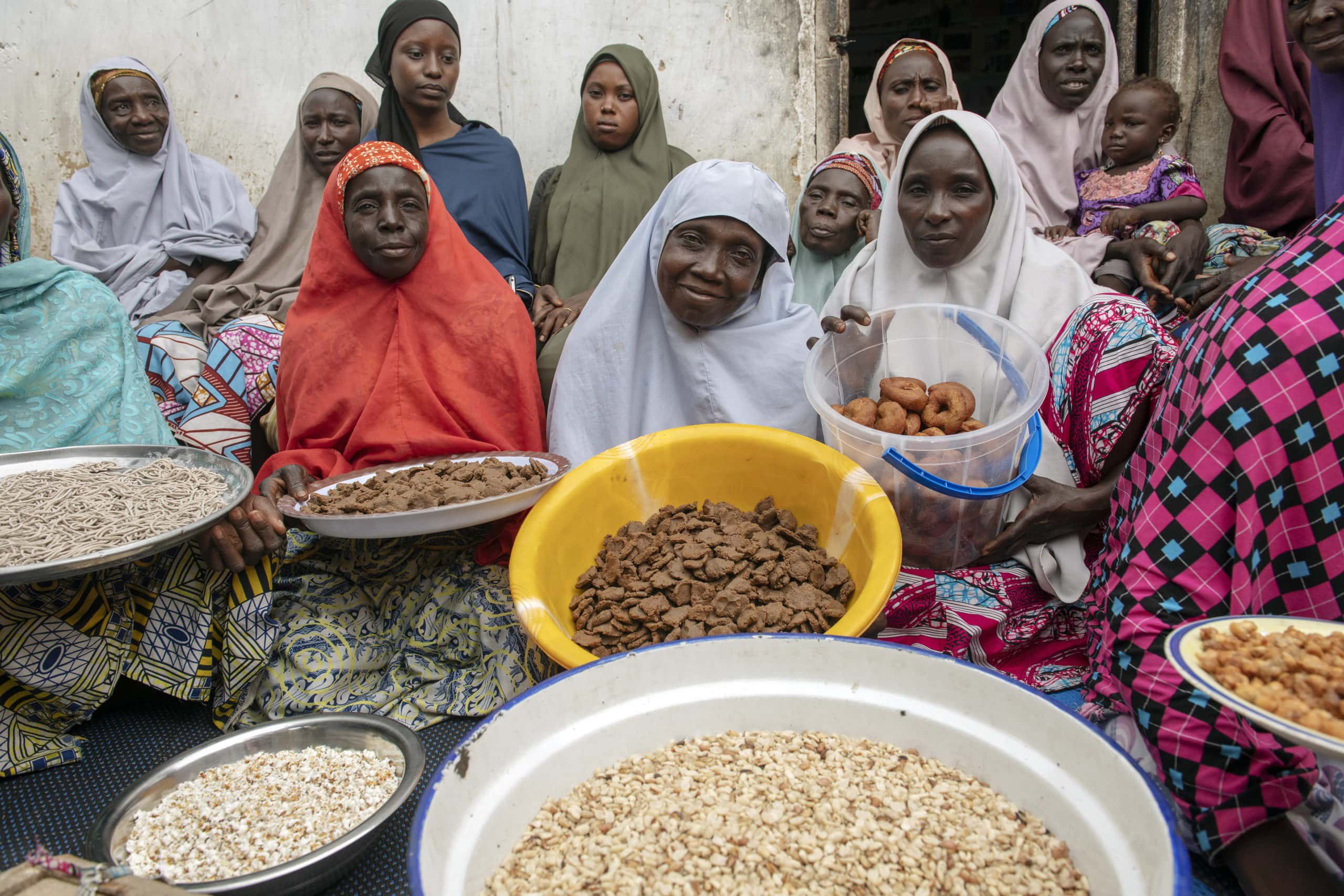 A women's group in Nigeria prepares food.