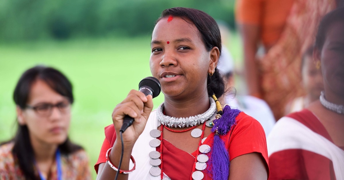 A woman speaks during a visit to a climate-smart village and community seed bank in Nawalparasi, Nepal. Photo: Neil Palmer/CIAT.