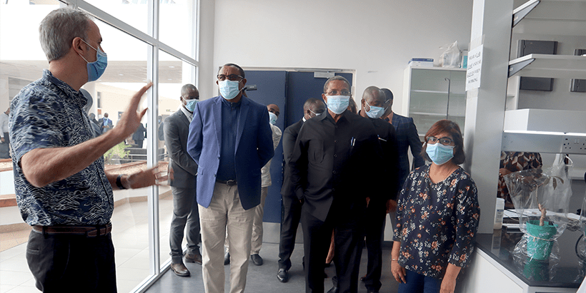 James Legg (left) receiving H.E. Hailemariam Desalegn and H.E. Jakaya Kikwete at IITA’s Molecular lab. Accompanying them is Leena Tripathi.