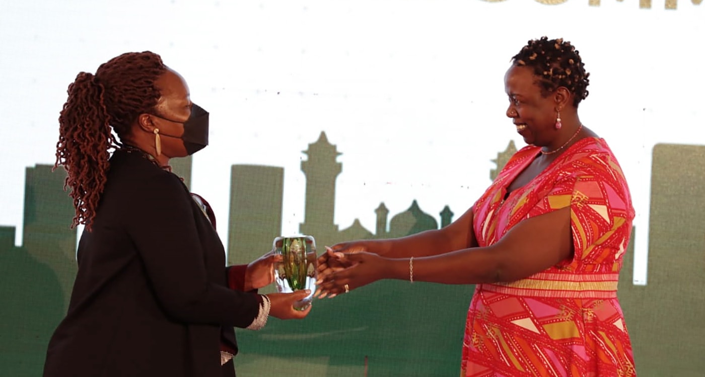 Dr. Rebbie Harawa receiving the Africa Food Prize at the AGRF 2021 Summit. Photo: ICRISAT