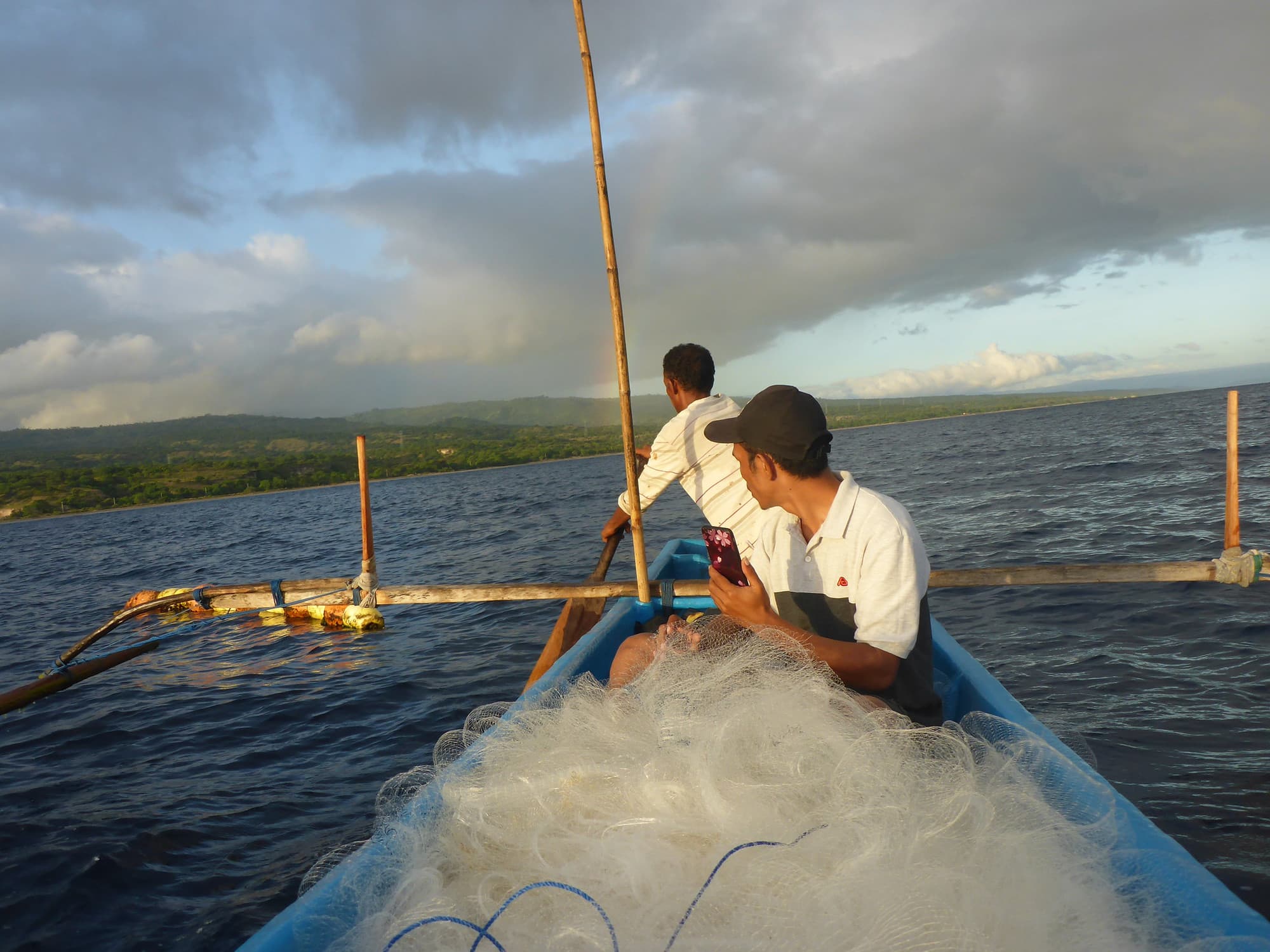 Ililai and Binagua fishermen inspecting the Ililai FAD_Agustinha Duarte_WorldFish