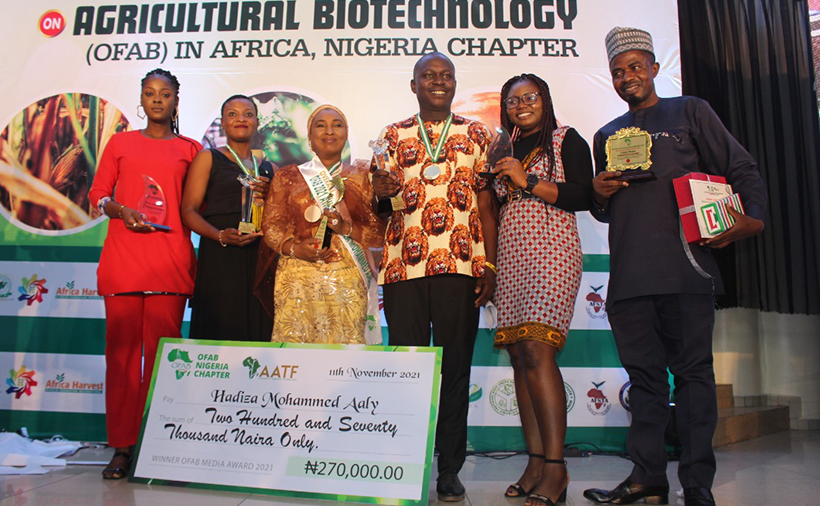 Radio IITA Producer Dajie Odok (second left) with the winners in the other categories.