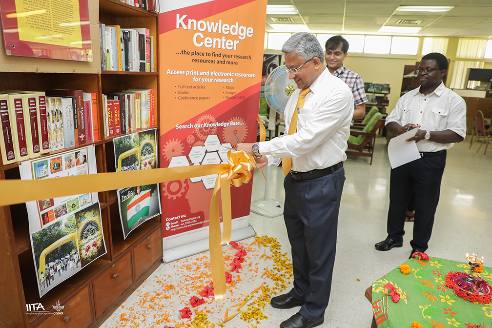 High Commissioner Thakur launching the Indian book collection at the IITA Knowledge Center.