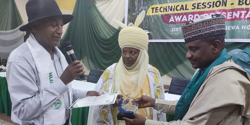 Dr Abebe Menkir receiving the plaque and certificate on IITA’s behalf.