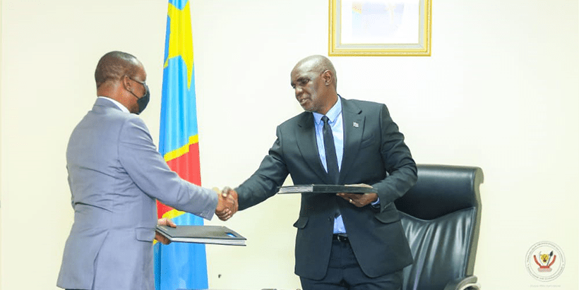 IITA Country Rep in DRC, Zoumana Bamba (left), and National Minister of Agriculture, Désiré M’zinga Birihanze, exchanging the signed MoU on PDL-145T technical assistance.