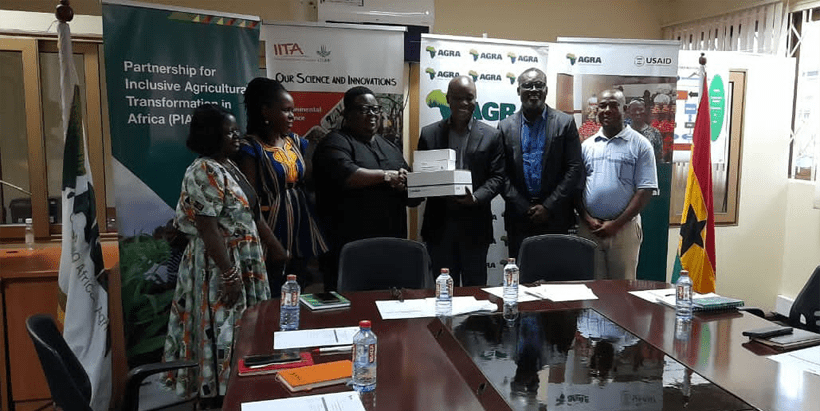 Lionel Kadja (3rd from right) presenting aflatoxin test equipment to Robert Dowuona Owoo, 4th from right). Others (from left to right): Dr Dorothy Effa; AGRA’s Country Head, Juliette Lampoh-Agroh; IITA Country Representative, Dr Richard Asare, and Dr Daniel Agbetiameh. Photo credit: Gabriel Ayeetey/GCX