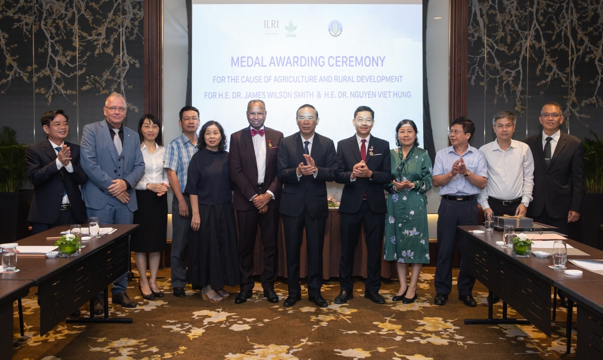 Participants at the medal ceremony for Jimmy Smith and Hung Nguyen-Viet 'for the cause of agriculture and rural development' (photo credit ILRI/Vu Ngoc Dung)