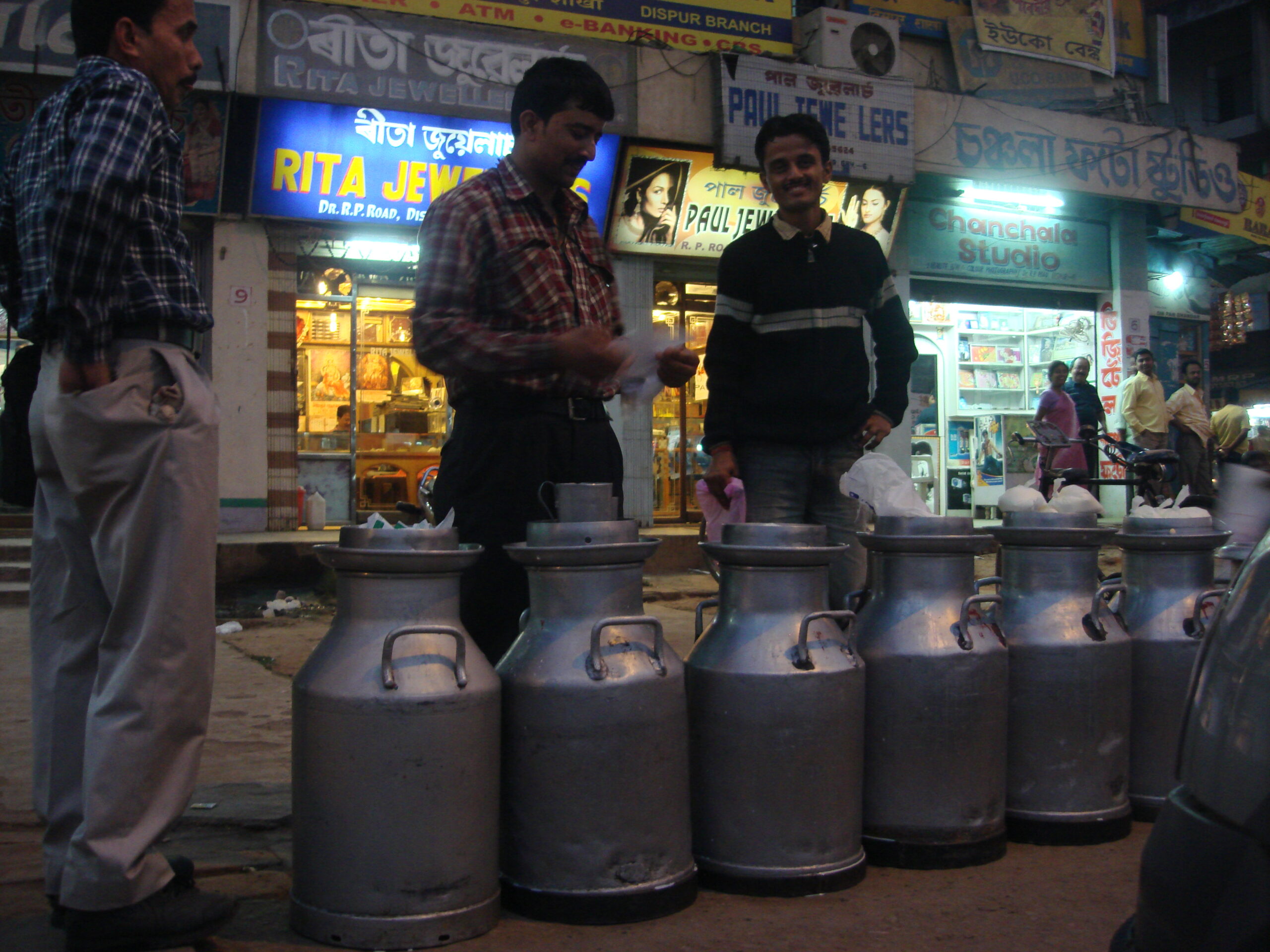 Evening milk sales in Guwahati, Assam, India (ILRI/Susan MacMillan)