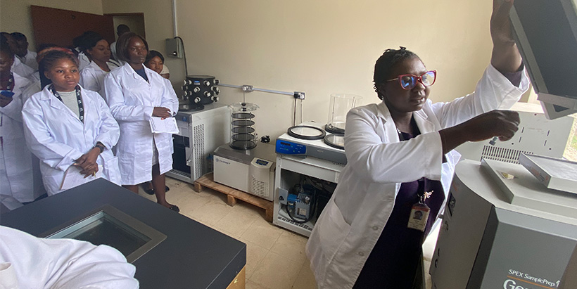 IITA Bioscience Laboratory Manager Yemi Fajire explaining the use of GenoGrinder to the participants.