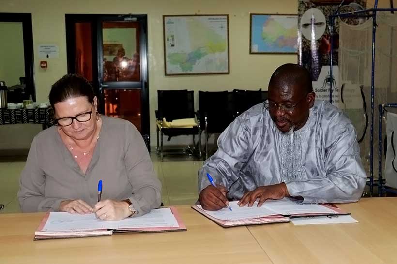 The Ambassbor of Norway, Her Excellency Mme Rigmor Elianne Koti and Dr Tahirou Abdoulaye, Director of Sahel Hub for IITA signing the agreement, for the additional funding to CSAT-Mali, in Bamako.