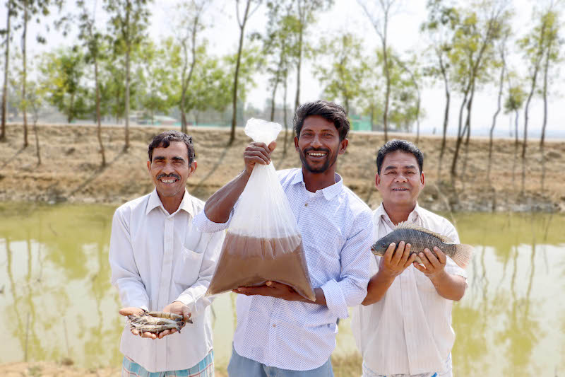 Trained farmers from the EU-funded Artemia4Bangladesh project showcasing Artemia, tilapia and shrimp produced using climate-smart aquaculture technologies. Photo: Shahriar/WorldFish