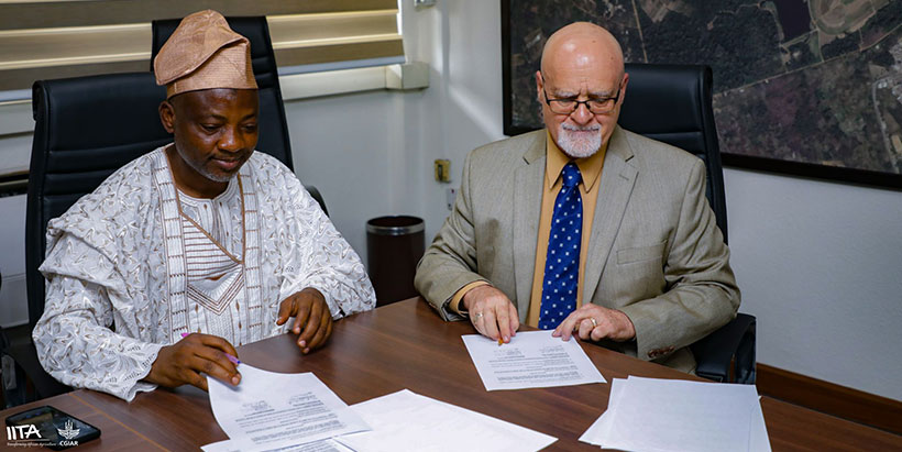 (L-R) NSPRI Executive Director Prof Lateef Sanni and IITA DDG-P4D Kenton Dashiell signing the MoU for both institutions.