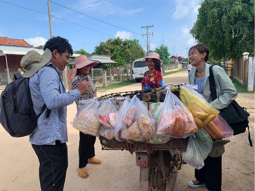 Enumerators interviewing a mobile vendor who travels from Vietnam to Cambodia every day to sell vegetables in Svay Rieng province, Cambodia. Photo by Shreya Chitnavis, WorldFish.