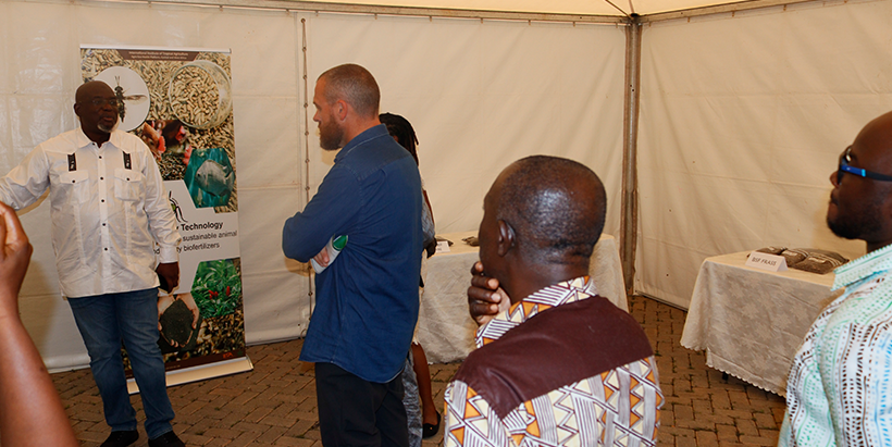 Abdoulaye Tahirou during his presentation to the NORAD team.