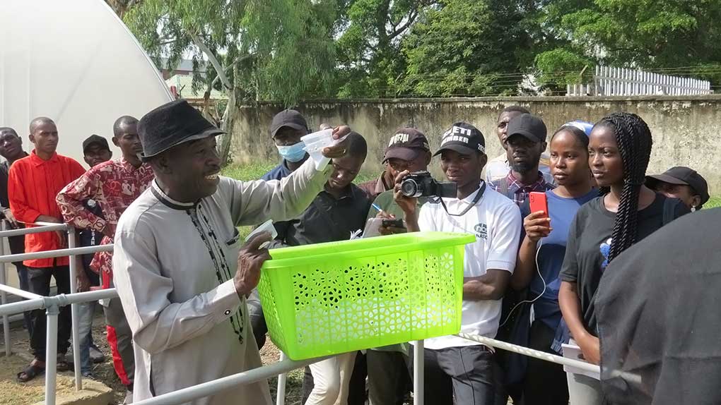 Dr Togola in a practical aspect with the GSU students.