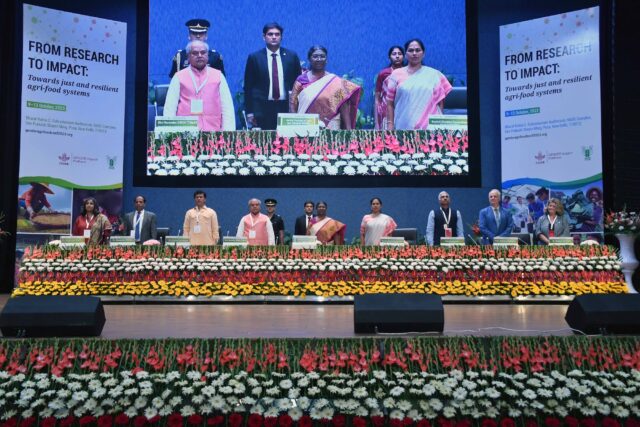 President of India and other dignitaries on stage