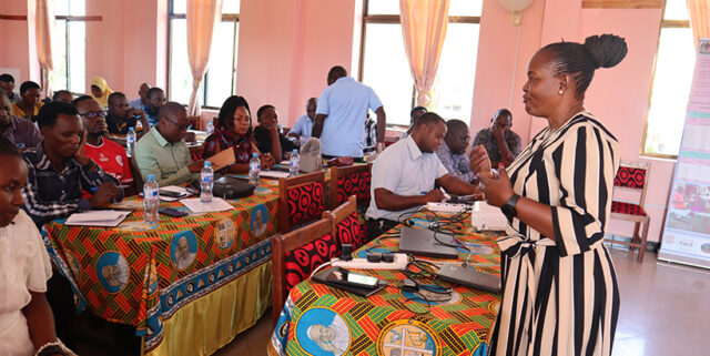 Dr. Kiddo Mtunda explaining about the importance of gender aspect to meeting participants (Photo: Hadi/IITA)