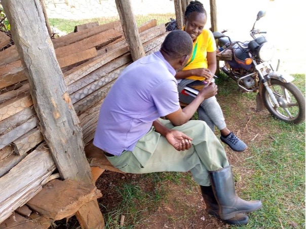 An enumerator in Kenya asking a survey respondent questions. Photo: ILRI/Joan Jepchirchir