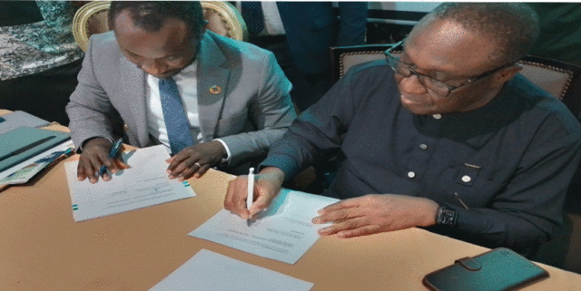 IITA Director General and CGIAR Regional Director for Continental Africa Dr Simeon Ehui with Sierra Leone Minister of Agriculture Honorable Henry Kpaka signing the MoU.