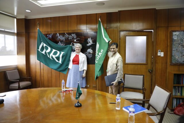 GI Managing Director Sonja Vermeulen and IRRI Interim Director General Ajay Kohli formalizing the agreement for GI and IRRI