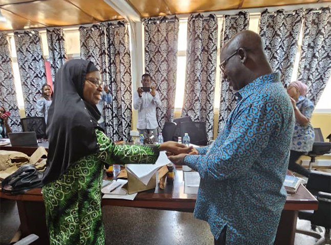 PROSSIVA coordination team handing over the cleaned yam materials to SARI.