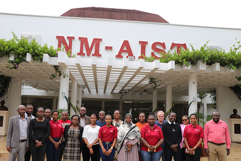 Participants in a group photo during the molecular markers for quality assurance and quality control (QA/QC) in bananas workshop. (G.Ndibalema/IITA)