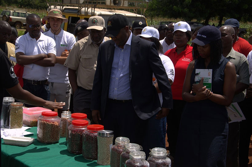 Malawi’s Minister of Agriculture, Sam Kawale visits the LEFOG stand.