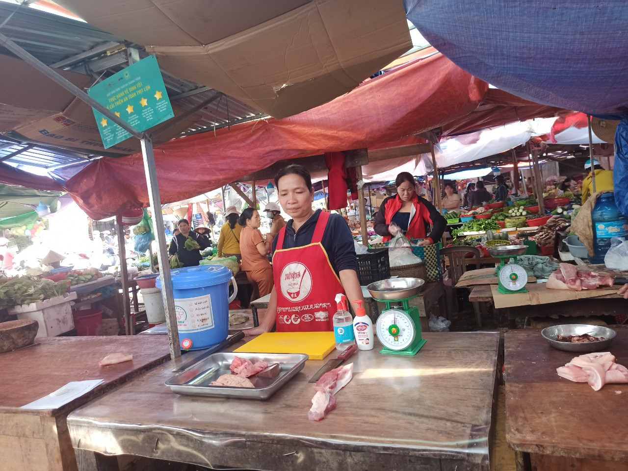 A pork retailer in Thua Thien Hue Province, Vietnam joining the food safety rating program
