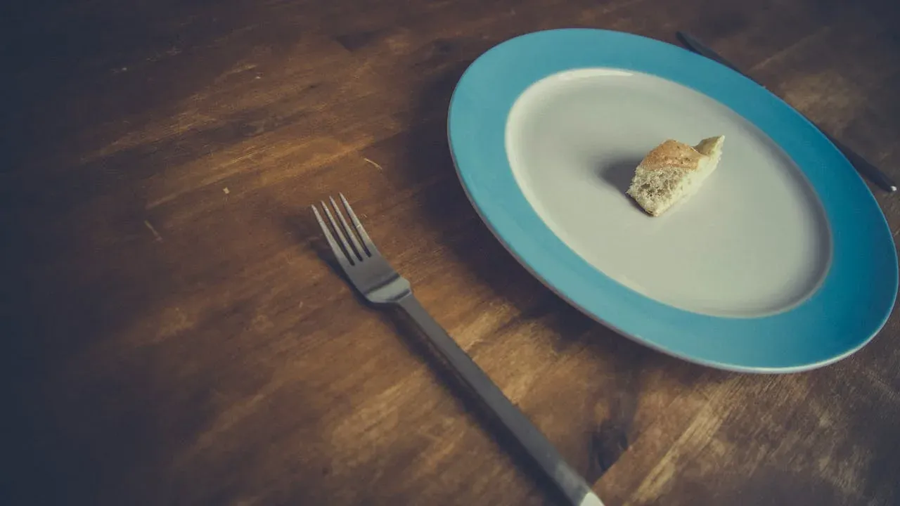 small bread on plate diet.webp